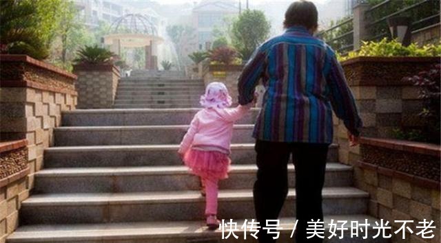 孙子|“奶奶,你又来假装带娃了”,孙子天真的话语,让奶奶尴尬不已