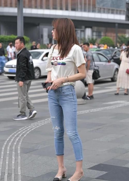 破洞牛仔裤|T恤+牛仔裤这种经典的穿搭法则，很轻松就能穿出时尚感