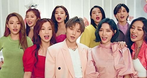 “好奇夜”宣传图:蔡徐坤在中间,baby靠边,THE9刘雨昕不是C