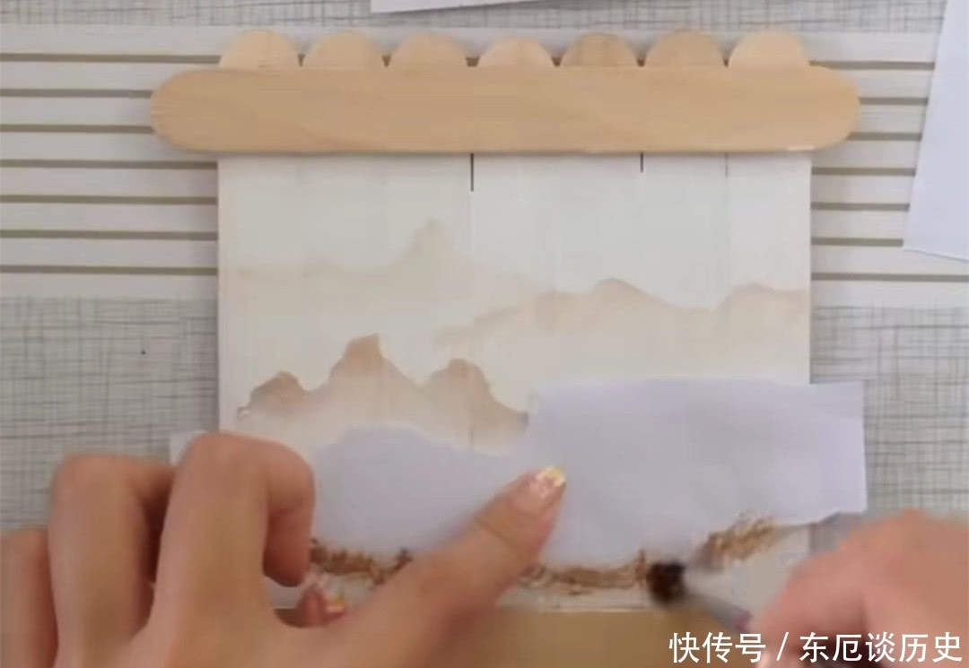 美术生有多厉害?吃完的雪糕棍不扔,在上面随便画几笔,看到成品:真秀!