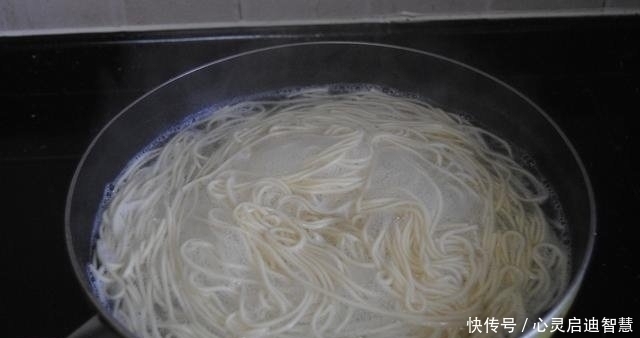 早餐|教你面条的新吃法,比煮着吃好吃一百倍,做法简单,5分钟早餐!