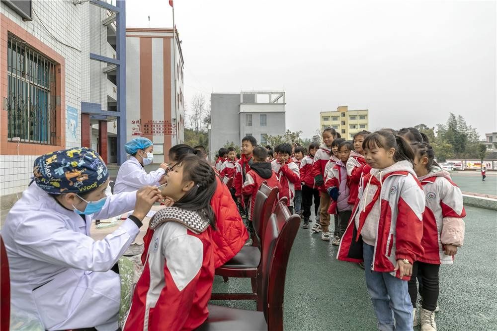 口腔疾病|贵州黔西：义诊进校园为学生健康护航