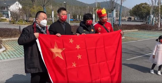 中国女足|临行前被欢送并获赠宋锦国旗 中国女足离开苏州前往上海