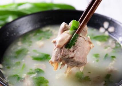 炖羊肉时，牢记“3要2不要”，羊肉汤奶白不发黑，鲜美无腥膻味！