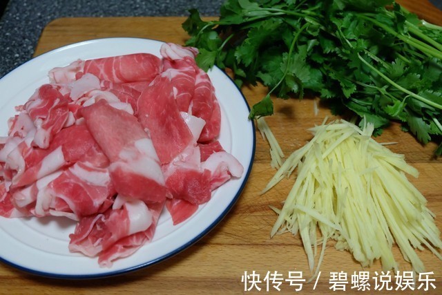 新学了个羊肉的做法，简单易做，鲜嫩美味，全家都说好！