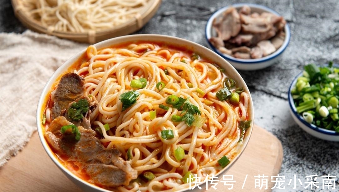 岳云鹏晒午餐，大热天饺子还是主角，一桌高碳水难怪长得壮实