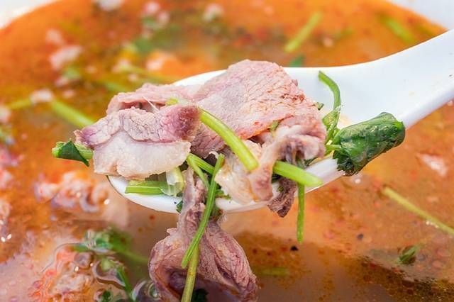 夫妻俩|夫妻俩大集上卖羊肉汤,20元一碗,老乡们每天吃掉8只羊