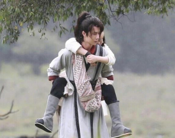 金鹰节颁奖晚会错误频出,刘涛念错词主持有点尬,赵丽颖走错舞台