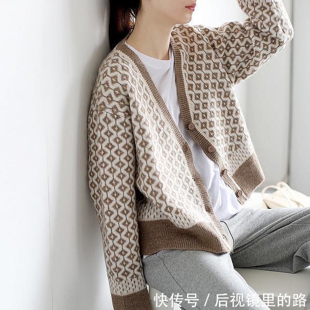 初秋爆火的一种外套，叫“小香风”高阶有档次，穿上以后魅力十足