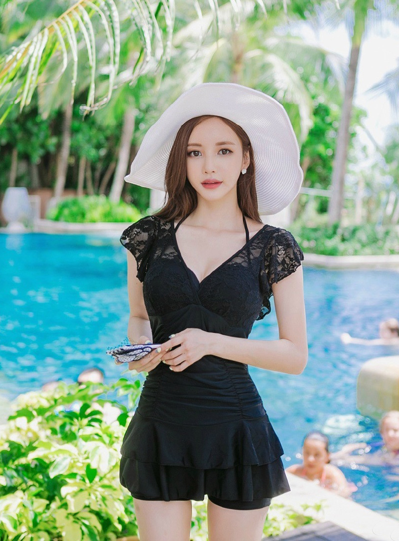 街拍:成熟有气质的美女,秀发飘逸,甜美可爱