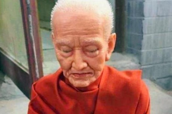 仁义$她是修成正果的尼姑,是唯一的女性肉身菩萨,身上的女人特征消失