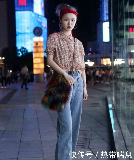 小蛮|走上街头的小姐姐,身材有型,小蛮腰太厉害了