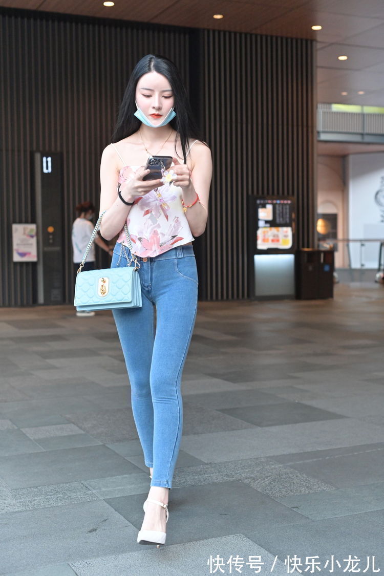 美女 美女的打扮非常好看,黑色连衣裙修身显瘦,女人味十足,时尚可爱