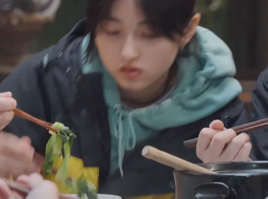 张子枫|《向往5》连饭都不好吃了7个人吃一锅虾还有剩,黄磊脸色难看