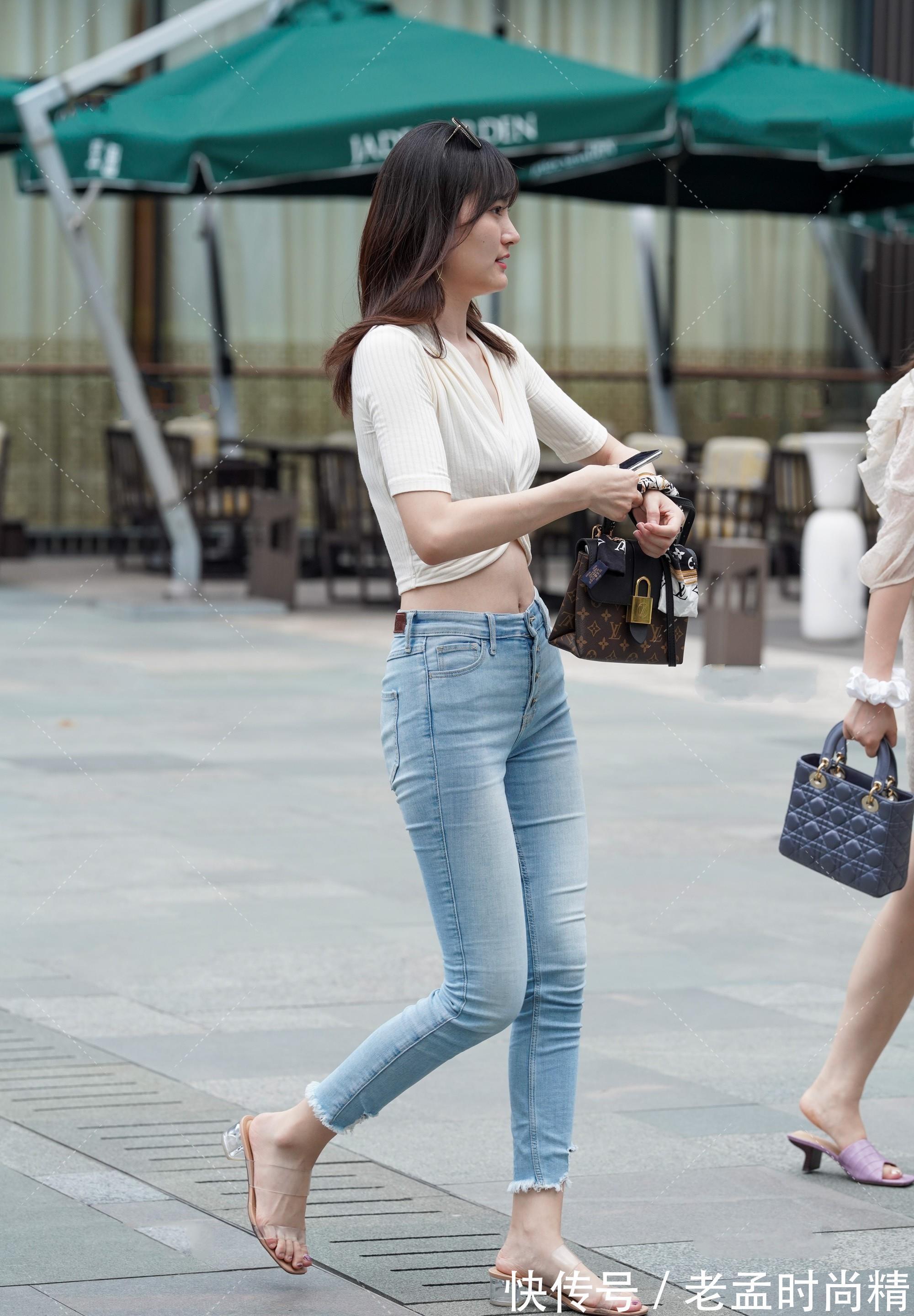 隐形|时尚街拍：夏季常见穿衣搭配，短袖和牛仔裤，简单又好看
