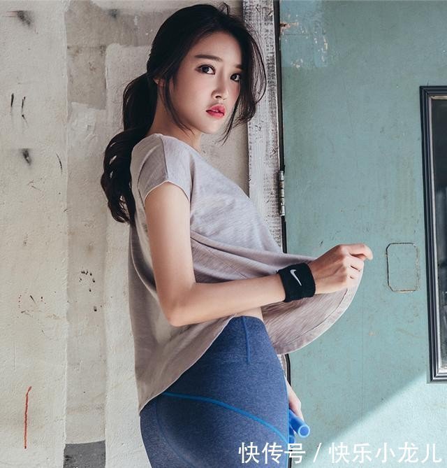 穿搭阳光朝气的打底裤美女,穿出高挑好身姿