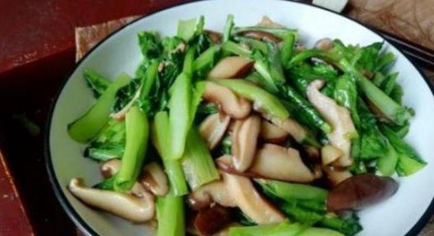 美食精选:包菜炒香菇,蒜苔炒猪耳朵,砂锅红烧肉,小白菜炒香菇