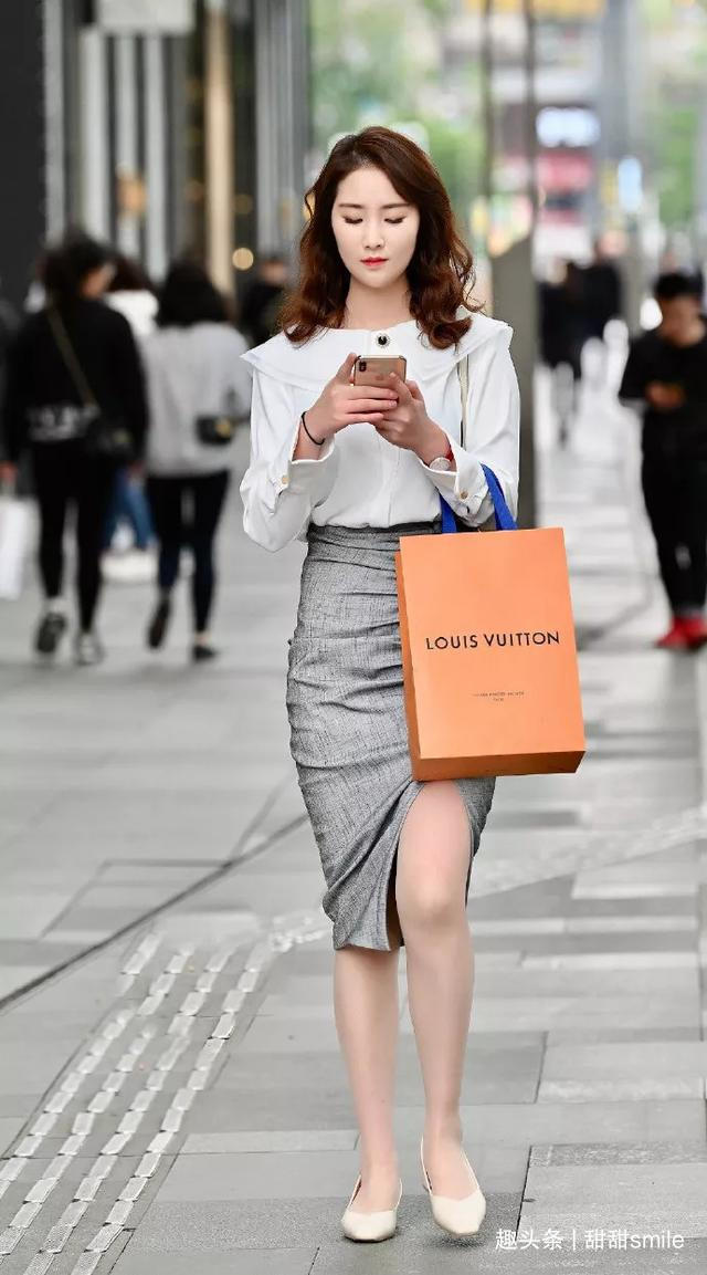 美女脚上搭配一双拼色的高跟鞋，穿起来非常的时尚又舒适