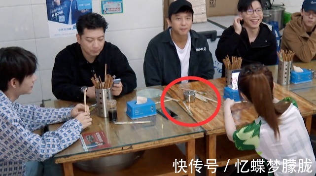 桌面|鄧超鹿晗在小縣城吃面,誰注意他們桌面上鋪了啥?嫌棄就別在這吃