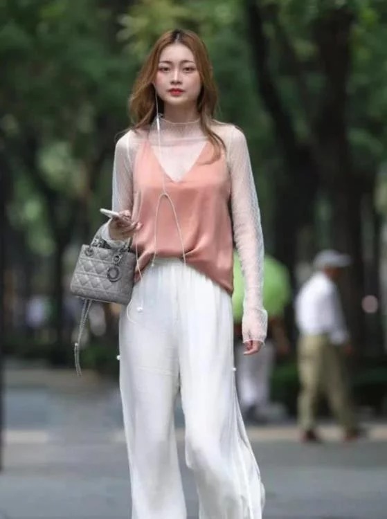 街拍:爱逛街的美女,无论成熟还是清新,都彰显出美丽与个性