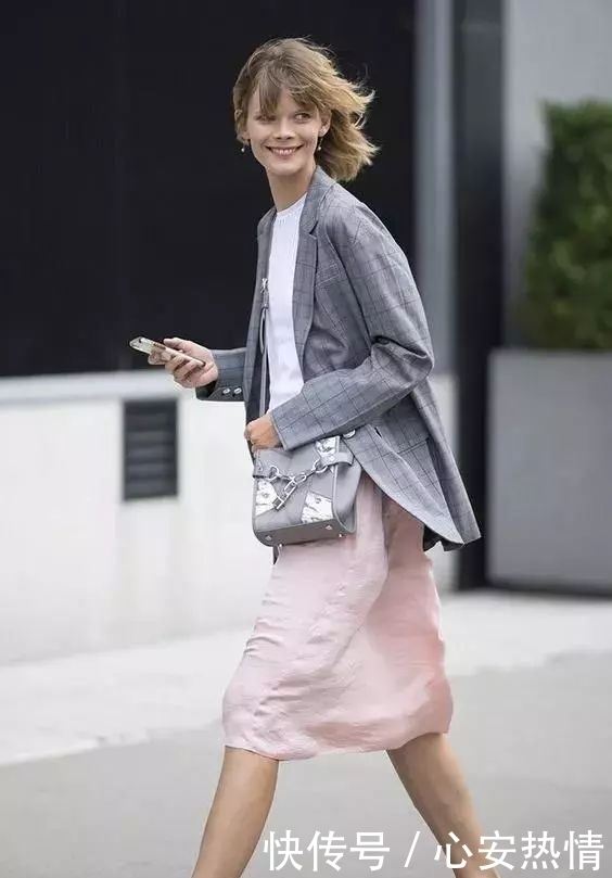 春天把这两种颜色穿在一起，你看起来又贵气又时髦，热巴都在穿