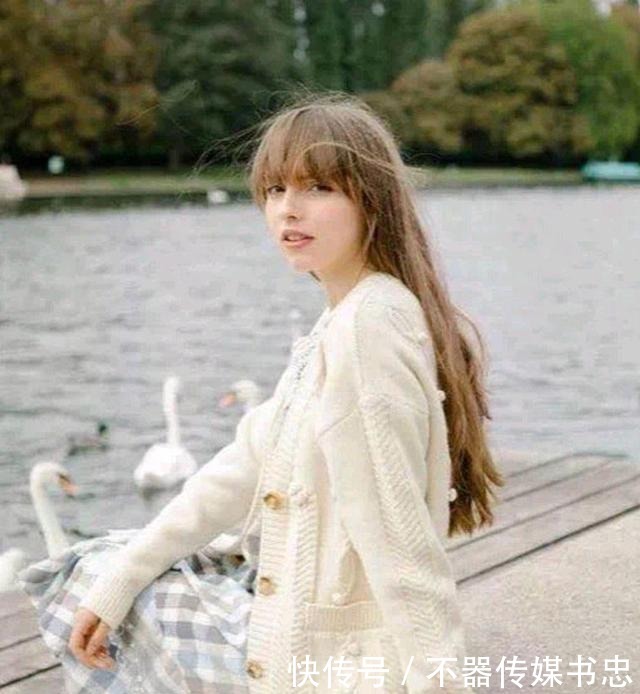 春天的衣服不需要太多,有这件“针织开衫”就足够,配裙子都好看