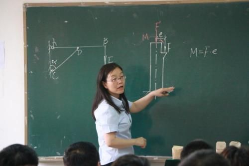 学生上课传纸条“被截胡”，老师笑出鱼尾纹：你们都是人才啊！