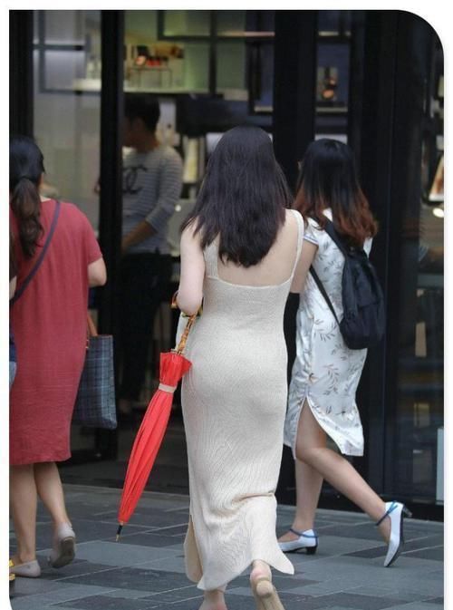 冰丝|街拍冰丝裙子领口低了点,但她没嫌弃,换作别人早扔了吧