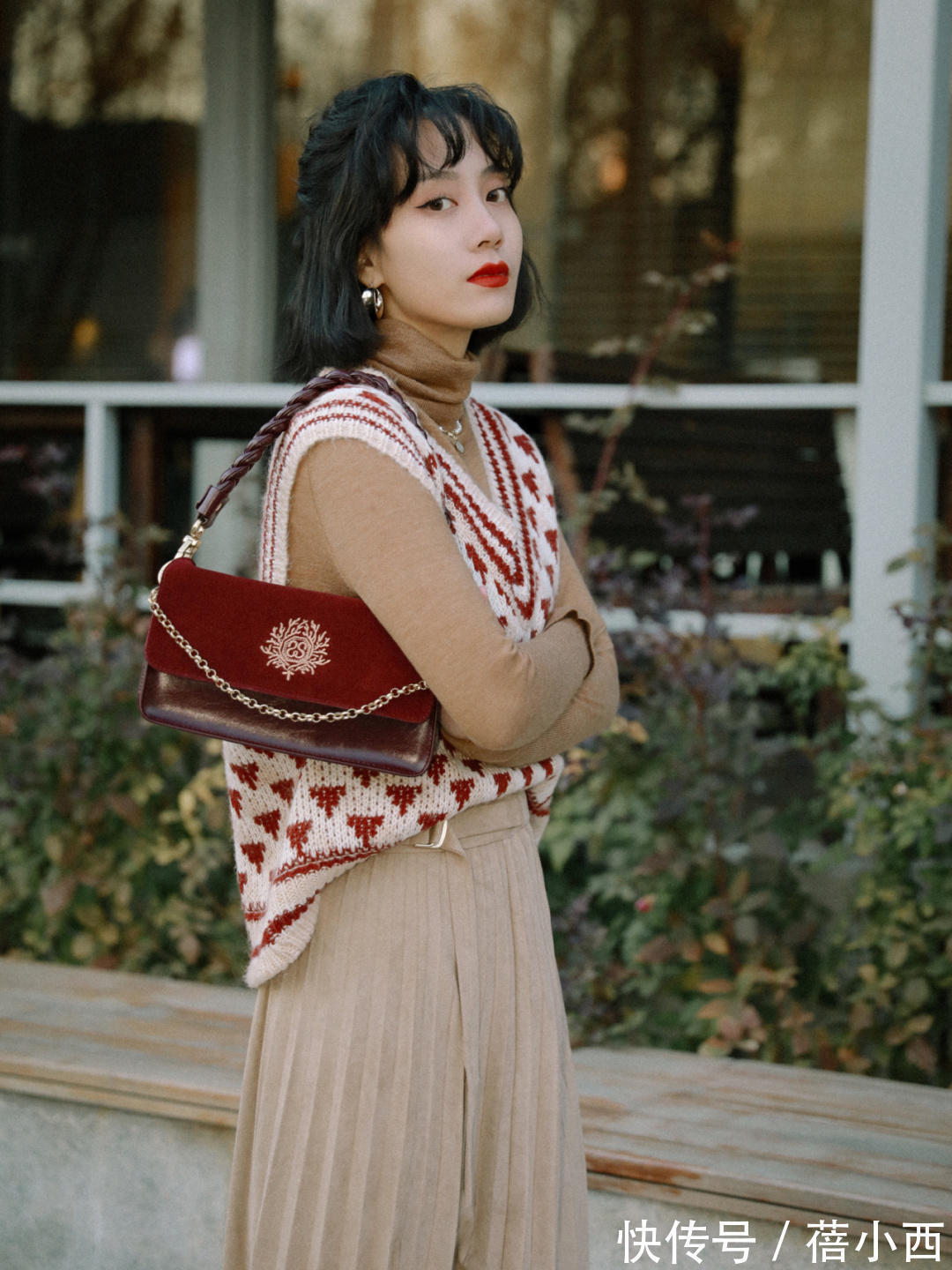 大衣 “短大衣”是时髦女生的冬日必备,配半身裙、裤子优雅时髦又高级