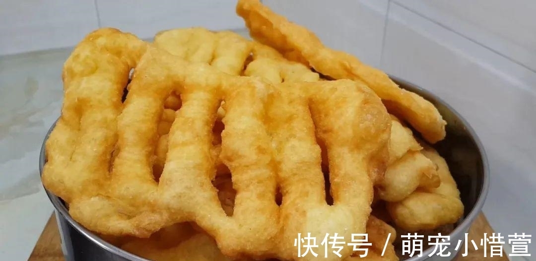 2个鸡蛋，3勺面粉，不用擀面，做出创意油炸饼，比吃油条还过瘾！