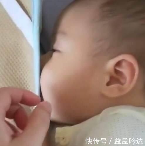 婆婆|6个月宝宝在熟睡,婆婆发现嘴巴里有问题,掀开被子后笑喷了