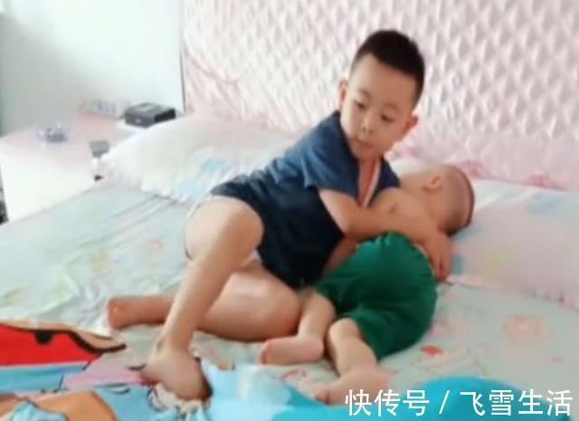 吵醒|哥哥式带娃也可以很赞,细心又有爱,网友:长大绝对是个好爸爸