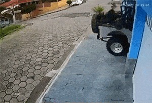 |搞笑GIF趣图：英语考试，我碰到个单词不会，偷偷传纸条给哥们