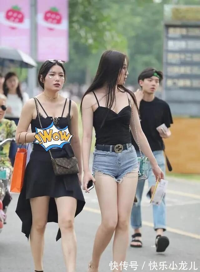 上半身 黑色吊带搭配黑色牛仔裤,穿出个性,穿出风格