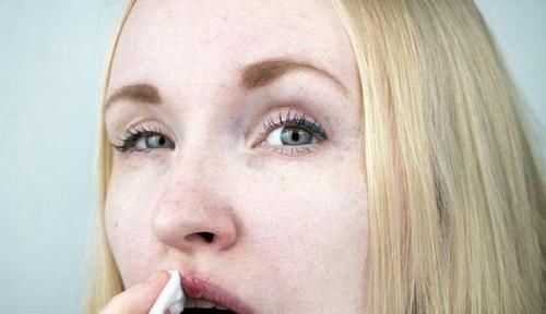 嘴唇干燥起皮，或是这5个原因，很多人都没注意!