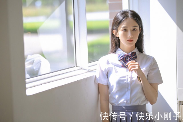 白衬衫 时尚穿搭,身穿白衬衫搭配百褶裙,少女感满满