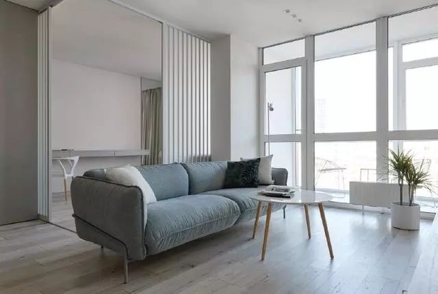 移门|53㎡简约风单身公寓，不做电视墙，巧用移门做隔断，设计很巧妙！