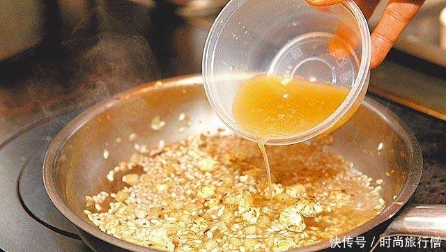 香槟|“金蒜百花香槟茸”轻松做, 蒜酥搭配姬松茸, 吃来相当开胃下饭!