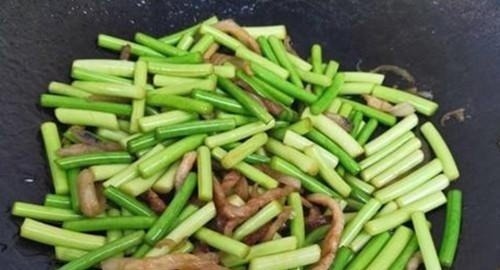 炒蒜苔,一定不要直接下油锅!少了这1步,蒜苔不香不嫩不入味
