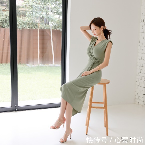 时尚搭配|女神孙允珠的时尚搭配：娉婷油绿悦彩花馨西斯廷长裙