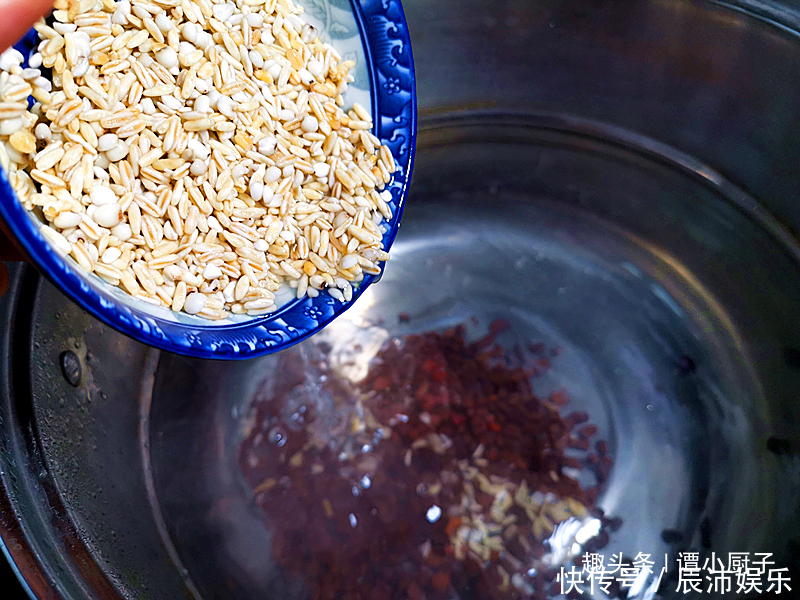 妈妈接86岁的姥姥来过年,姥姥做了一锅老家特色粥,给钱都买不着