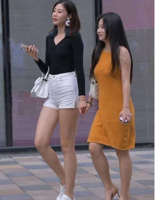 白色|街拍美女白色紧身超短裤妹子魅力大白腿,和闺蜜手拉手真是有料