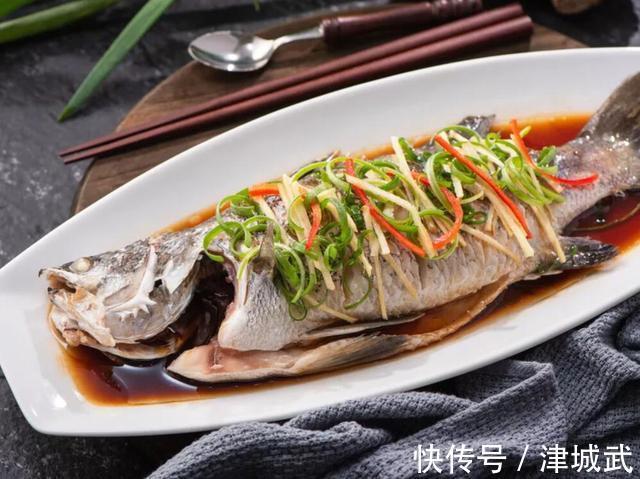 这才是清蒸鲈鱼的正确做法,熟记这个窍门,吃起来肉质鲜嫩无腥味