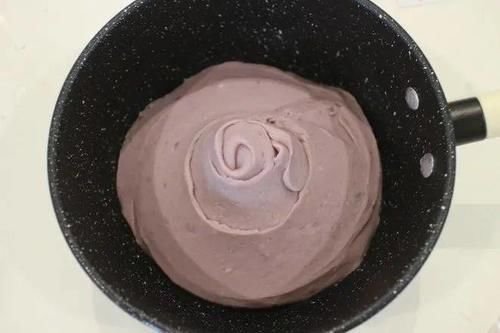  5分钟就能炒好的芋泥馅，拿芋泥来做面包馅或者泡牛奶喝，都好吃