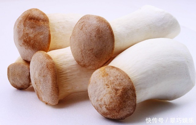 杏鲍菇炒鸡丁，爽口弹牙，营养美味，制作简单家常，味道一级棒