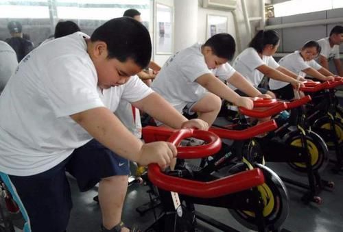 女童|3岁女童被父母喂成70斤,当成主播挣钱,网友缺德父母