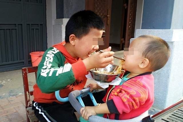 幼儿园|小班妹妹上幼儿园大哭，大班哥哥听后迅速来哄，兄妹情深让人感动