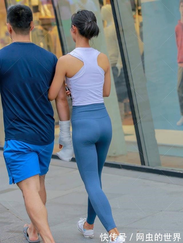 动感 蓝白色的搭配方式,解锁深邃大气的动感穿搭,也兼具青春元气感!