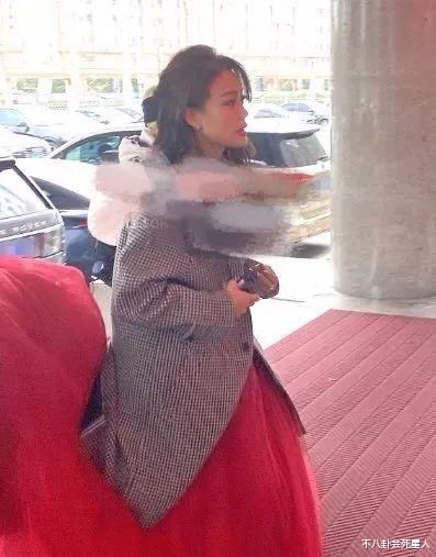 众星录元宵晚会：王一博帅气汪苏泷一瘸一拐，谢娜疑将带孕上阵