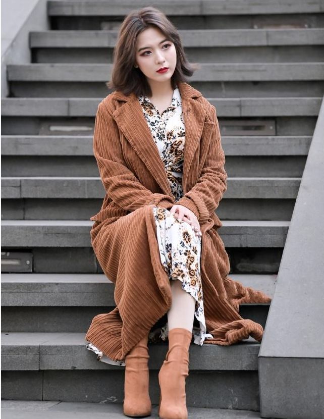 短裤|长发披肩的小姐姐,身穿背心配短裤,凸显青春靓丽气息